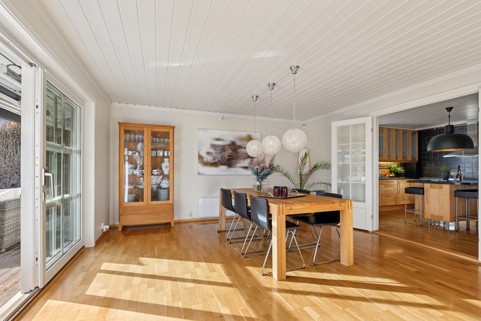 Spisestuen ligger i fin sammenheng med kjøkkenet. Galleribilde