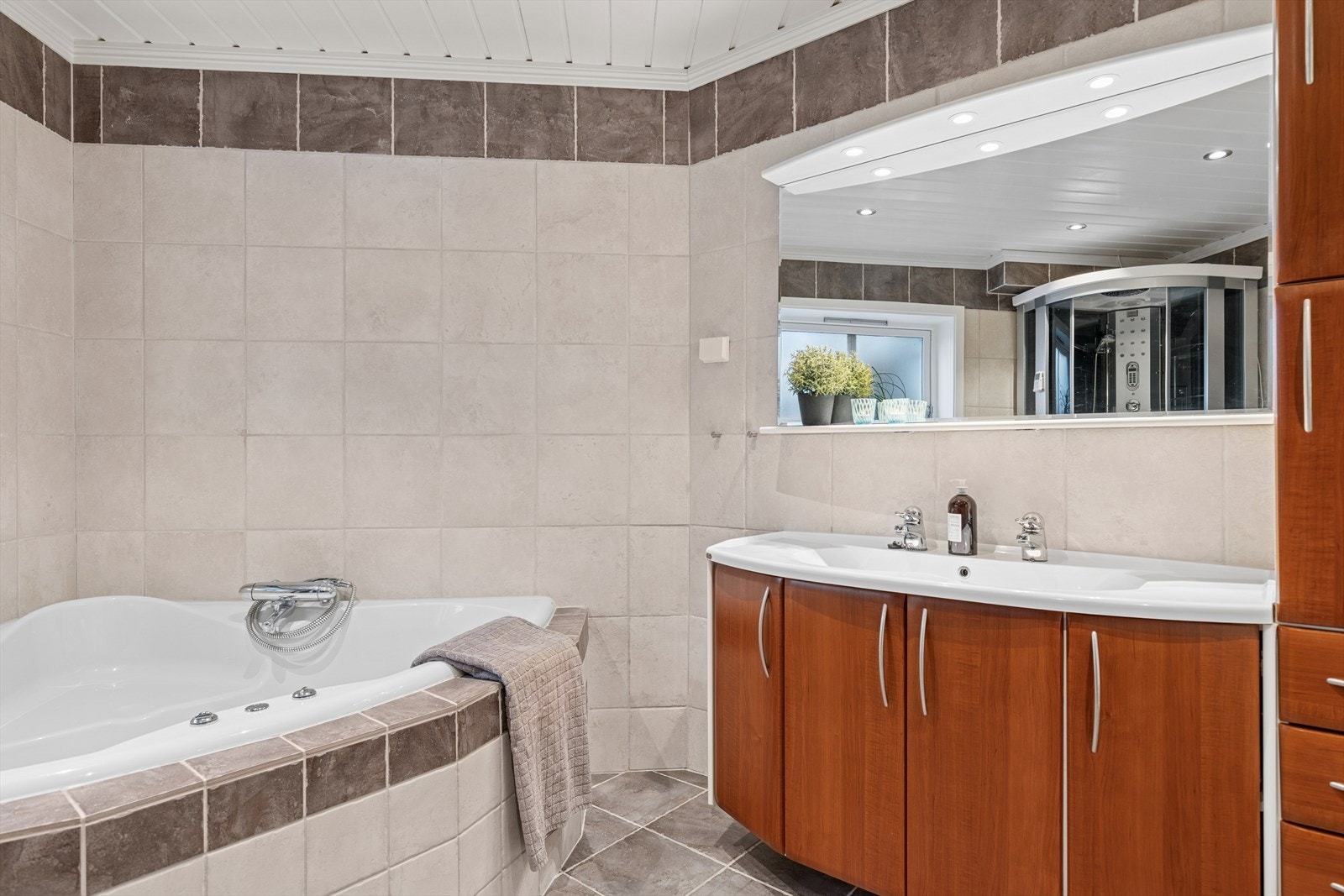 Baderommet har god skapplass og downligtbelysning. Galleribilde