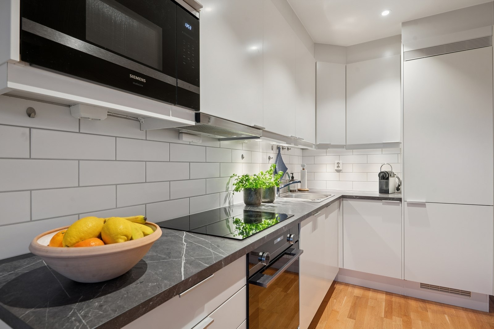 Det er integrert stekeovn, platetopp, mikrobølgeovn, oppvaskmaskin og kombiskap med kjøl/frys. Det er downlightsbelysning og belysning under overskap Galleribilde