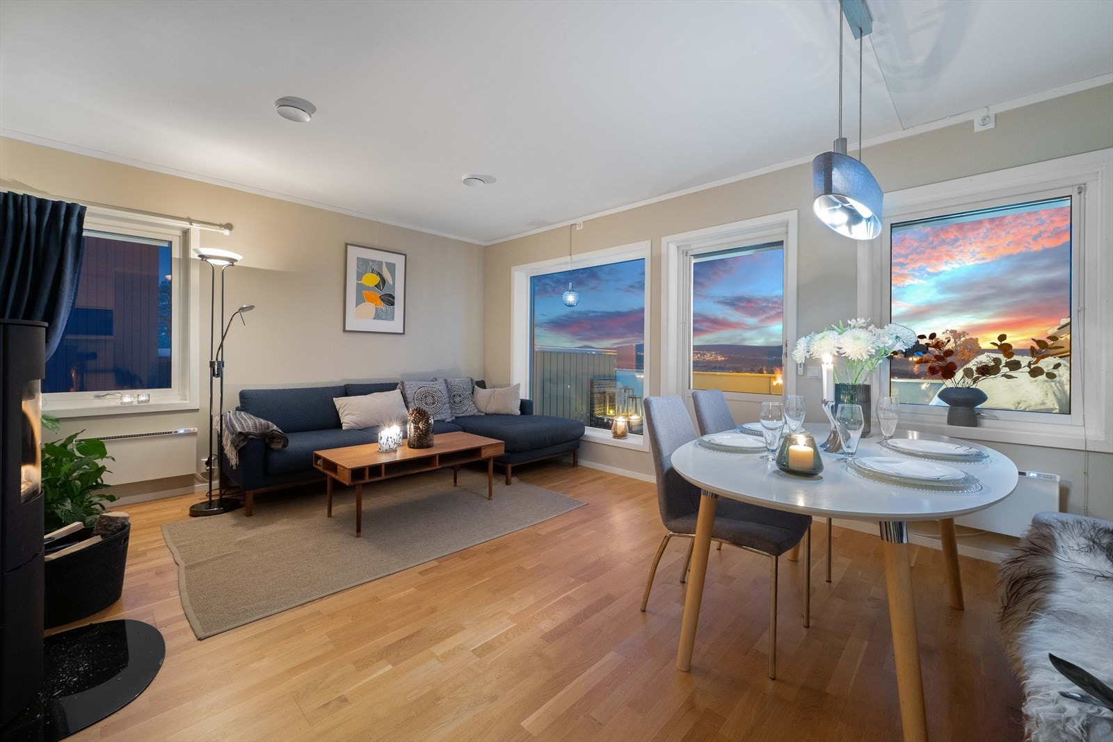 Boligens samlingspunkt er den lyse og luftige stuen som har god plass for sofa med tilhørende mediemøblement og spisestue. Galleribilde