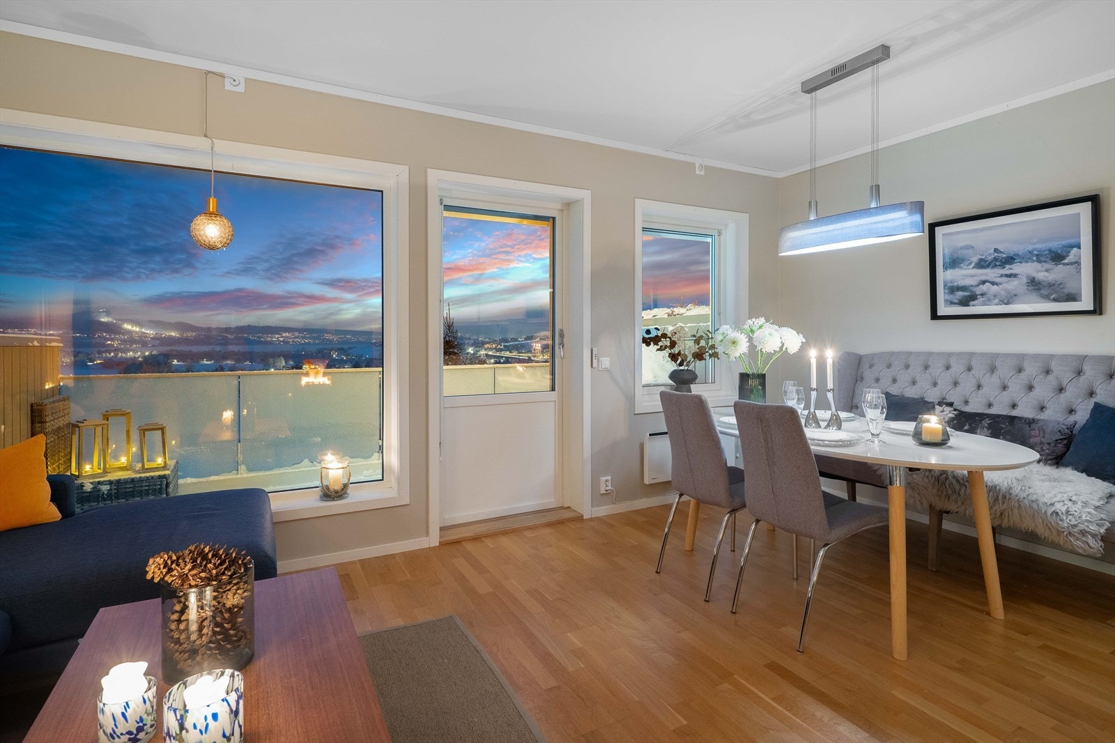 Fra stuen er det utgang til balkongen som er på ca. 9 kvadratmeter Galleribilde