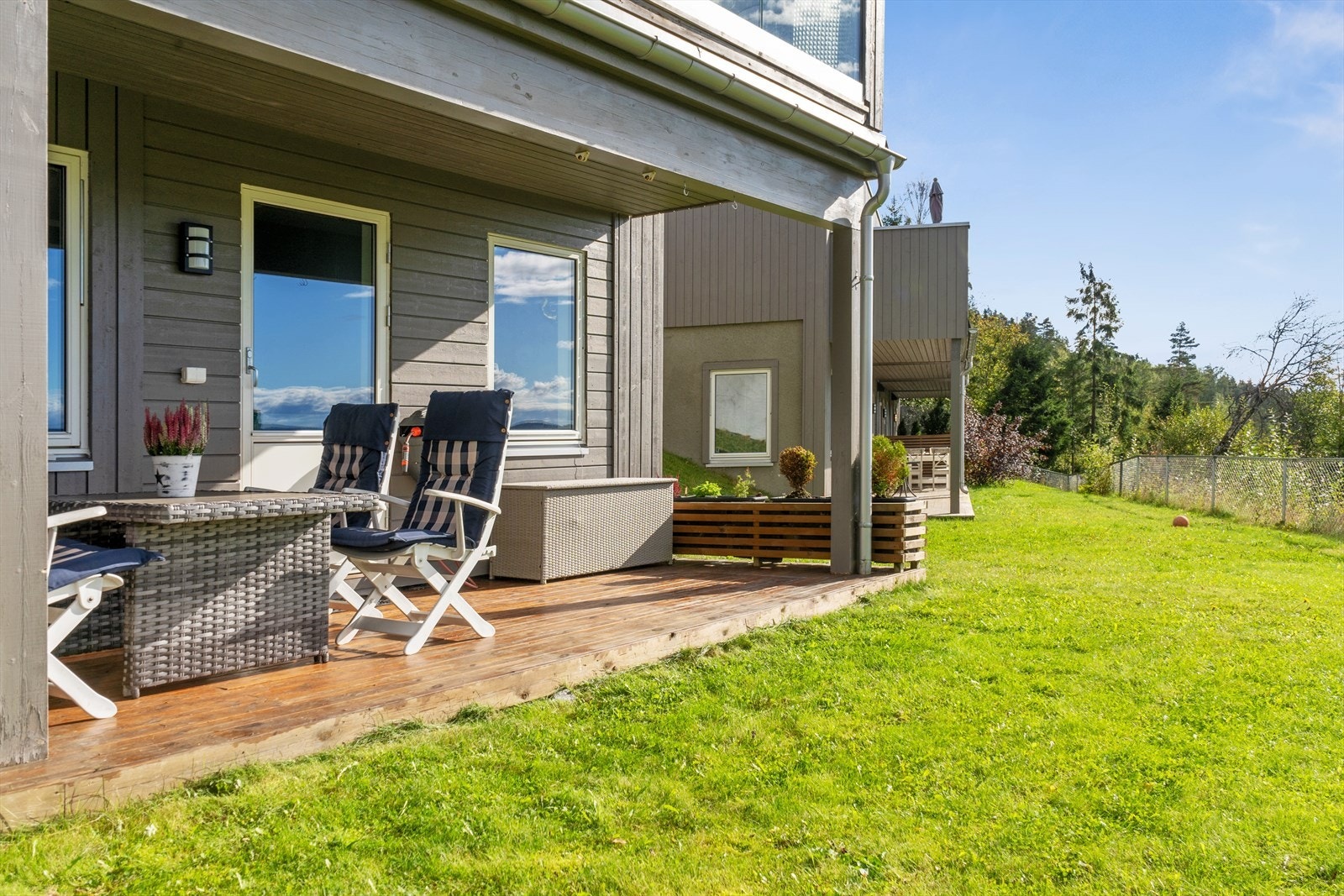Terrassen har fin plass til utemøblement med videre adkomst til hyggelig grøntareal Galleribilde