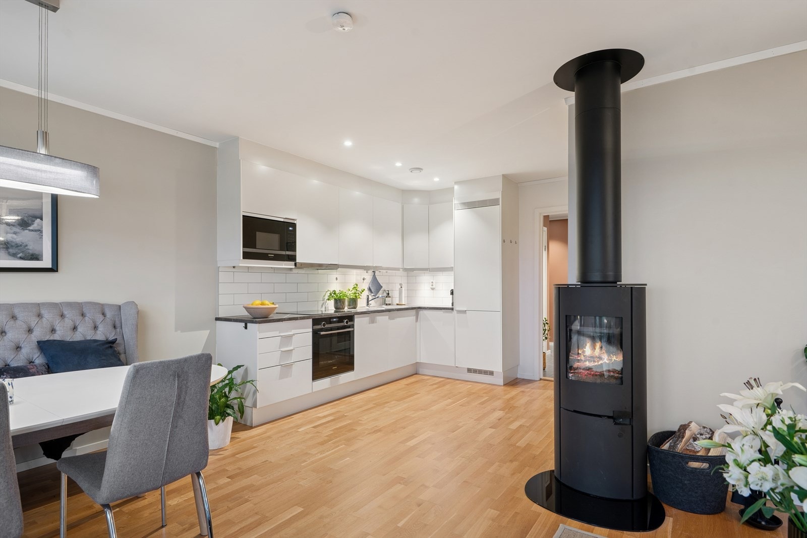 Kjøkkenet er som nevnt i åpen løsning mot spisestuen Galleribilde