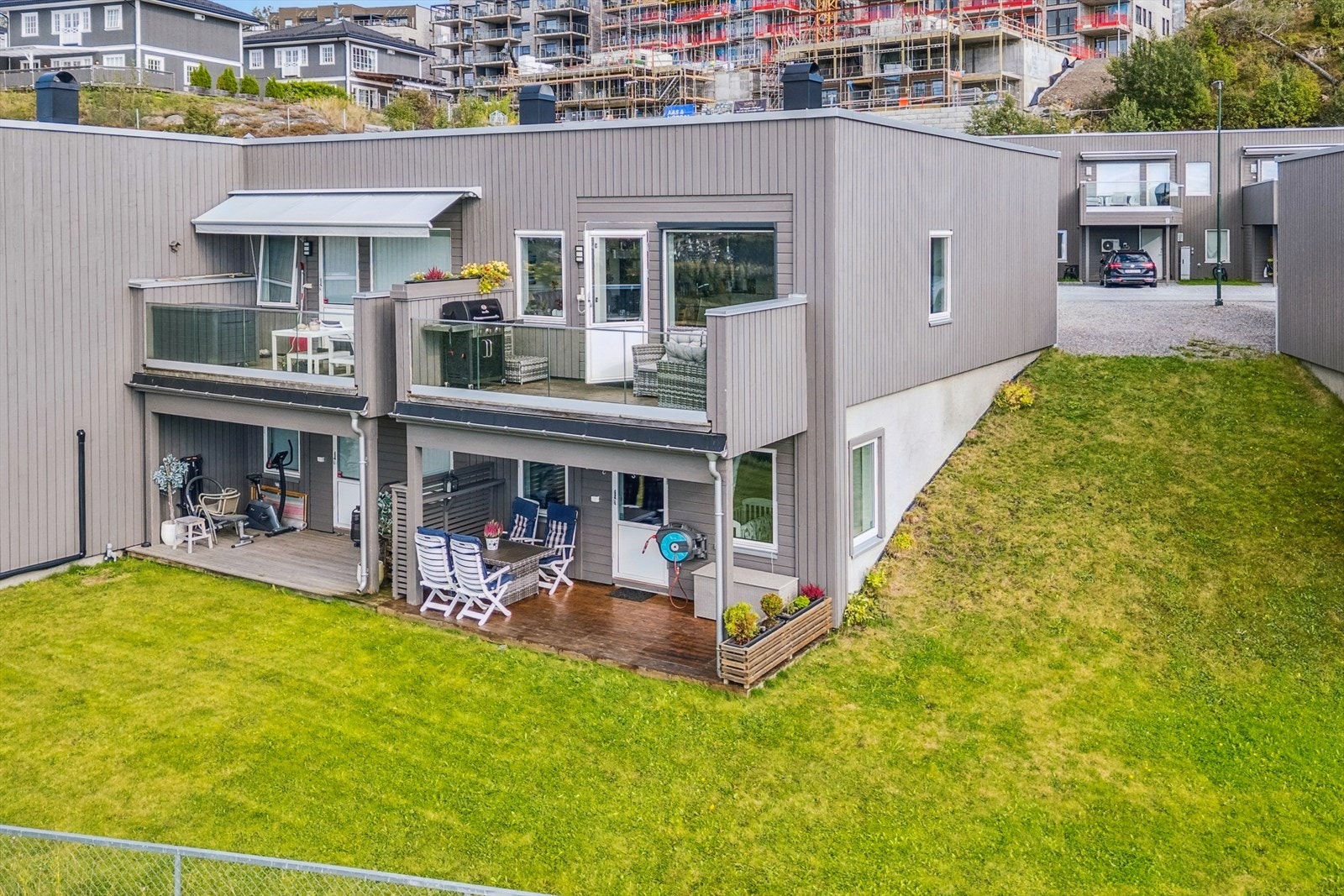 Velkommen til Nerarstuveien 9 - et nyere og moderne rekkehus over to plan, med fantastisk utsikt og solforhold! Galleribilde