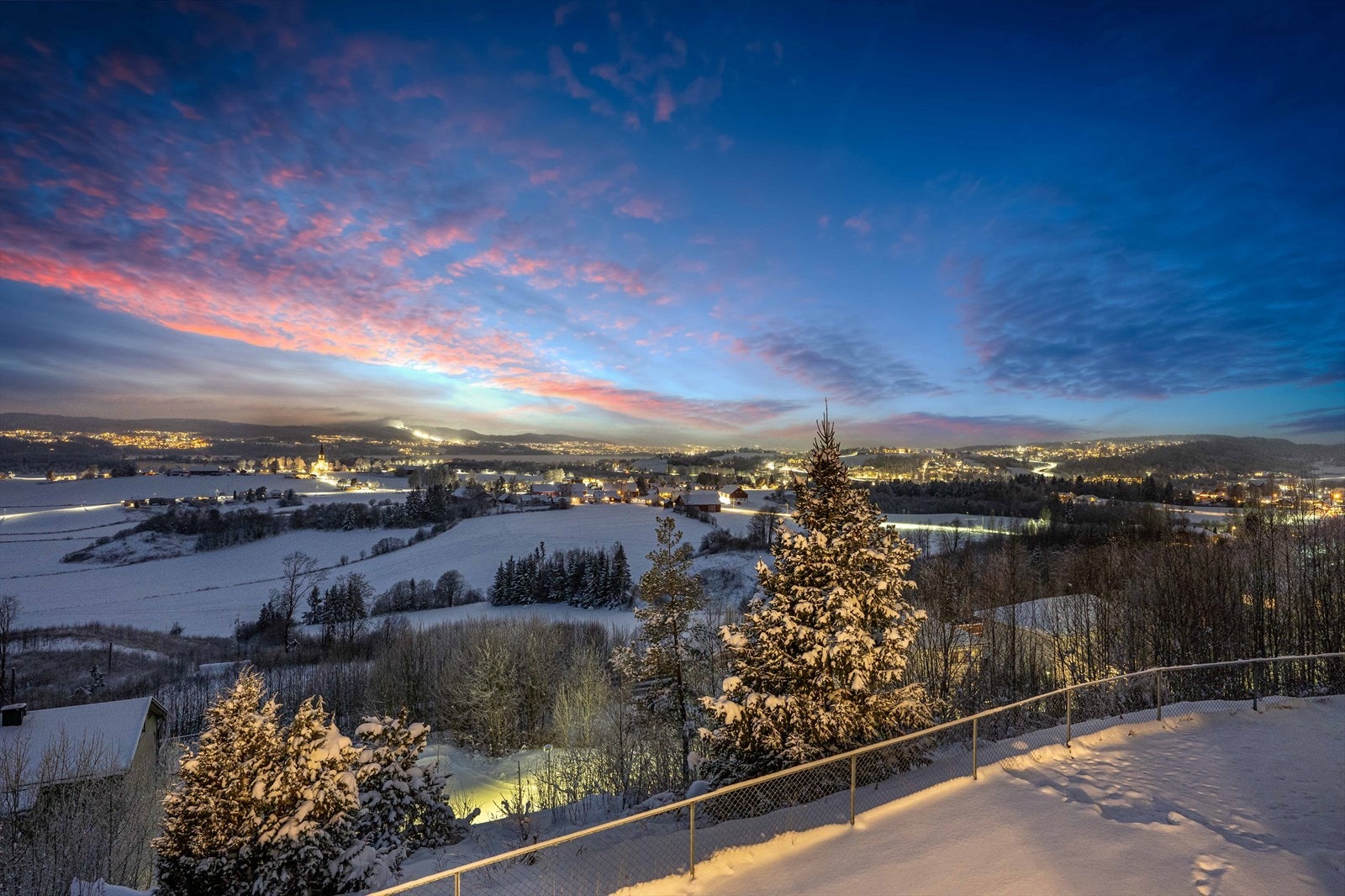 Det er flott utsikt mot Fet kirke og Rælingen fra balkongen Galleribilde