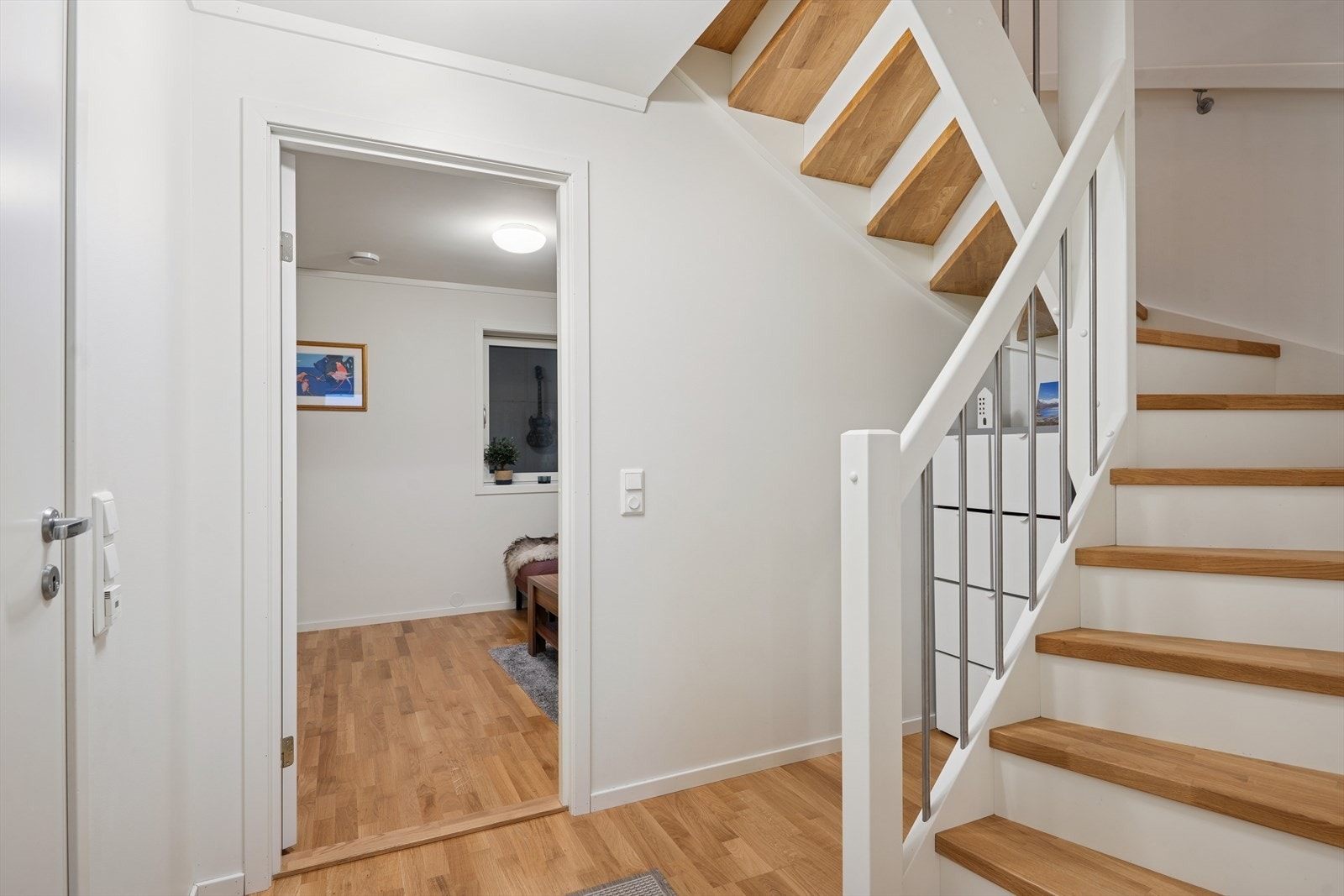 I underetasjen finner man 3 gode soverom, et pent flislagt bad og teknisk rom/bod Galleribilde