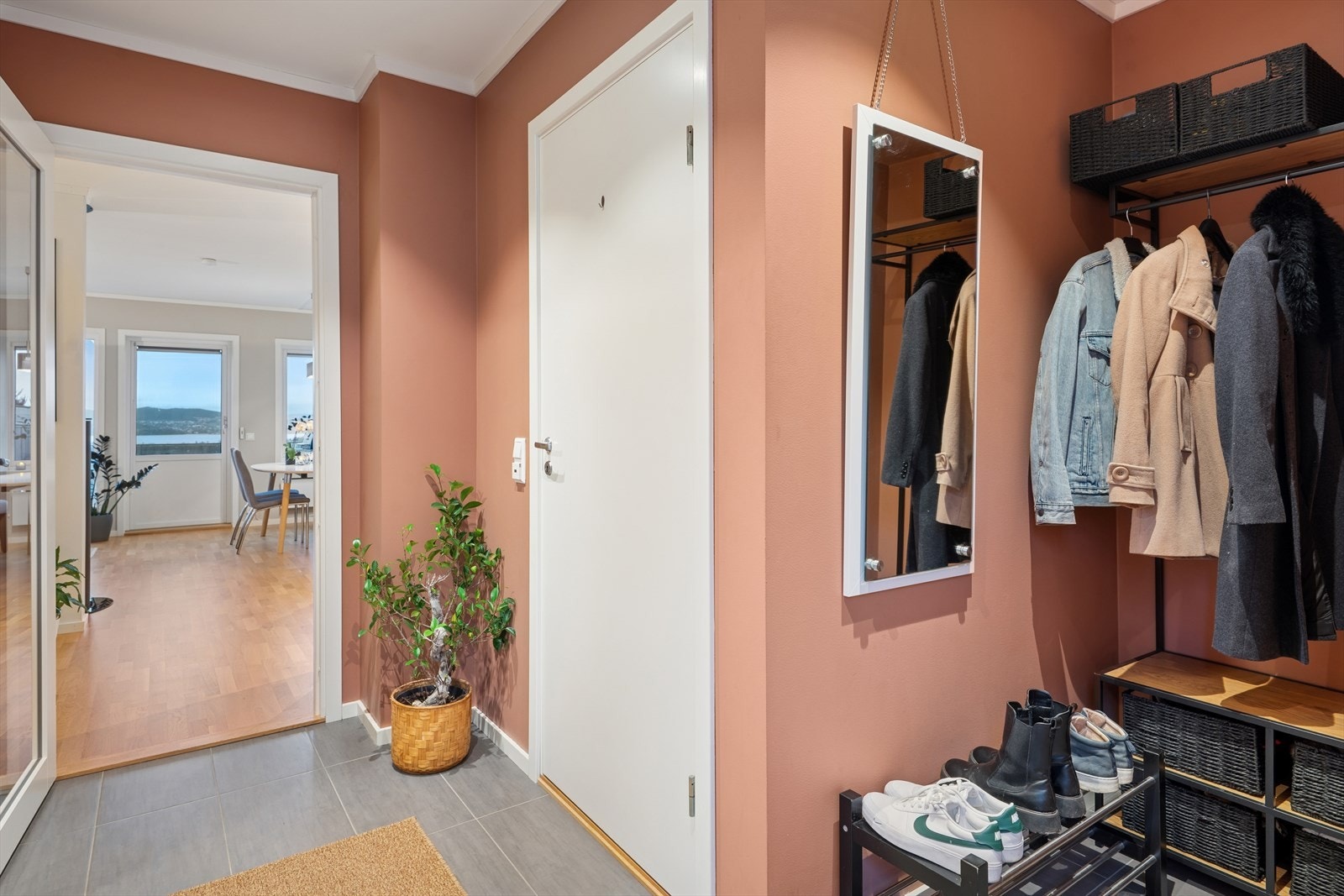 Videre er det god plass til oppbevaring av yttertøy i garderobenisjen. Fra entreen er det videre inngang til praktisk gjestetoalett, samt den lyse og luftige stuen med åpen kjøkkenløsning Galleribilde