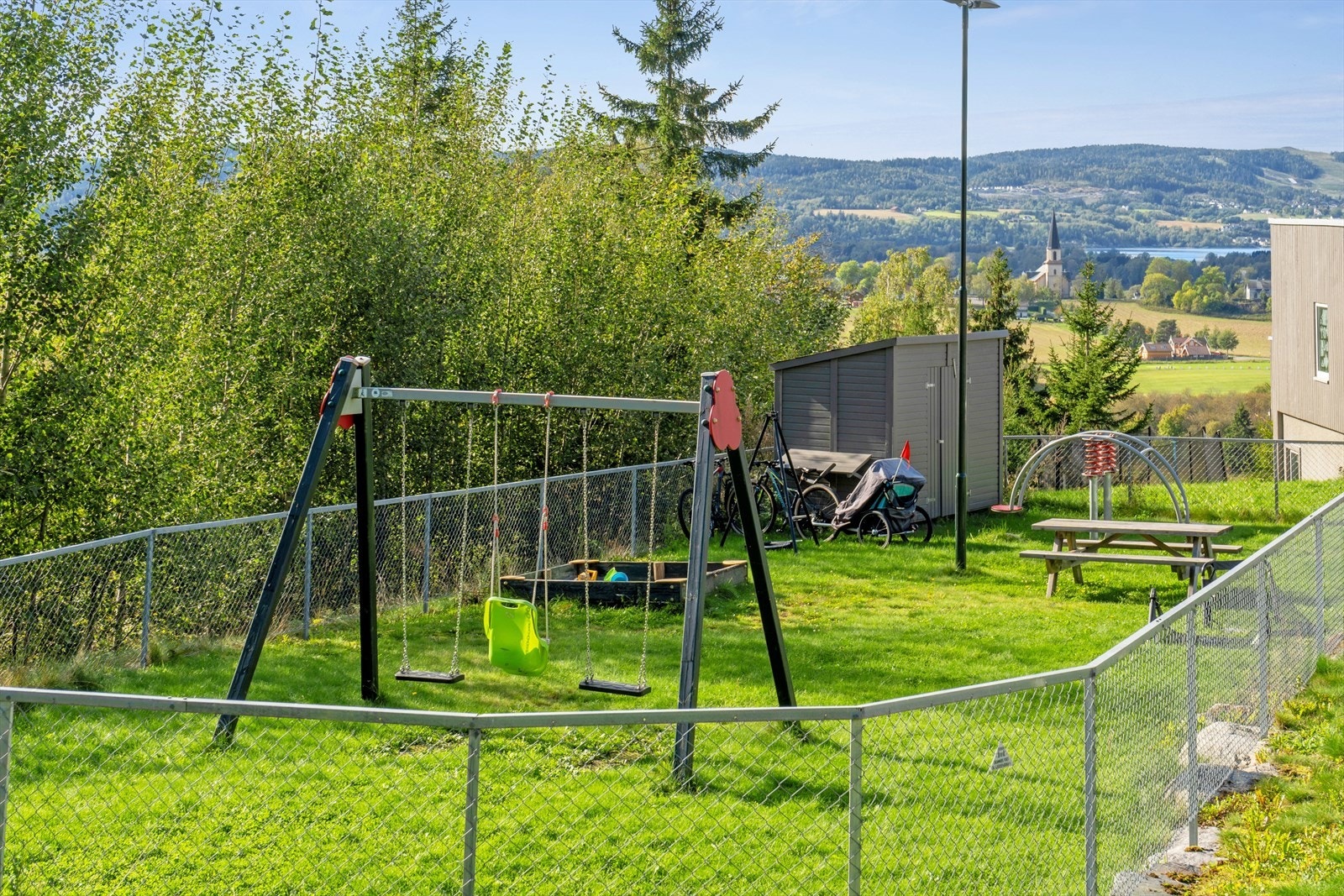 Sameiet har en hyggelig lekeplass for de minste Galleribilde