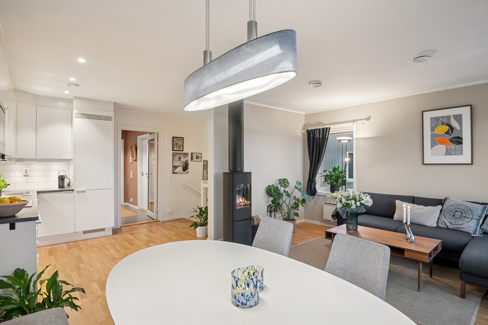 Sentralt i stuen står den moderne peisovnene som gir ekstra varme og hygge på kalde vinterkvelder Galleribilde