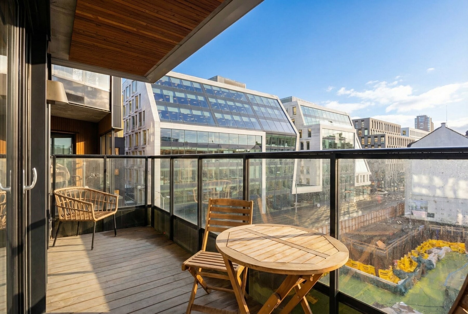 Utelys og stikkontakt er montert i tilknytning til balkongen. (Solen er AI generert). Galleribilde