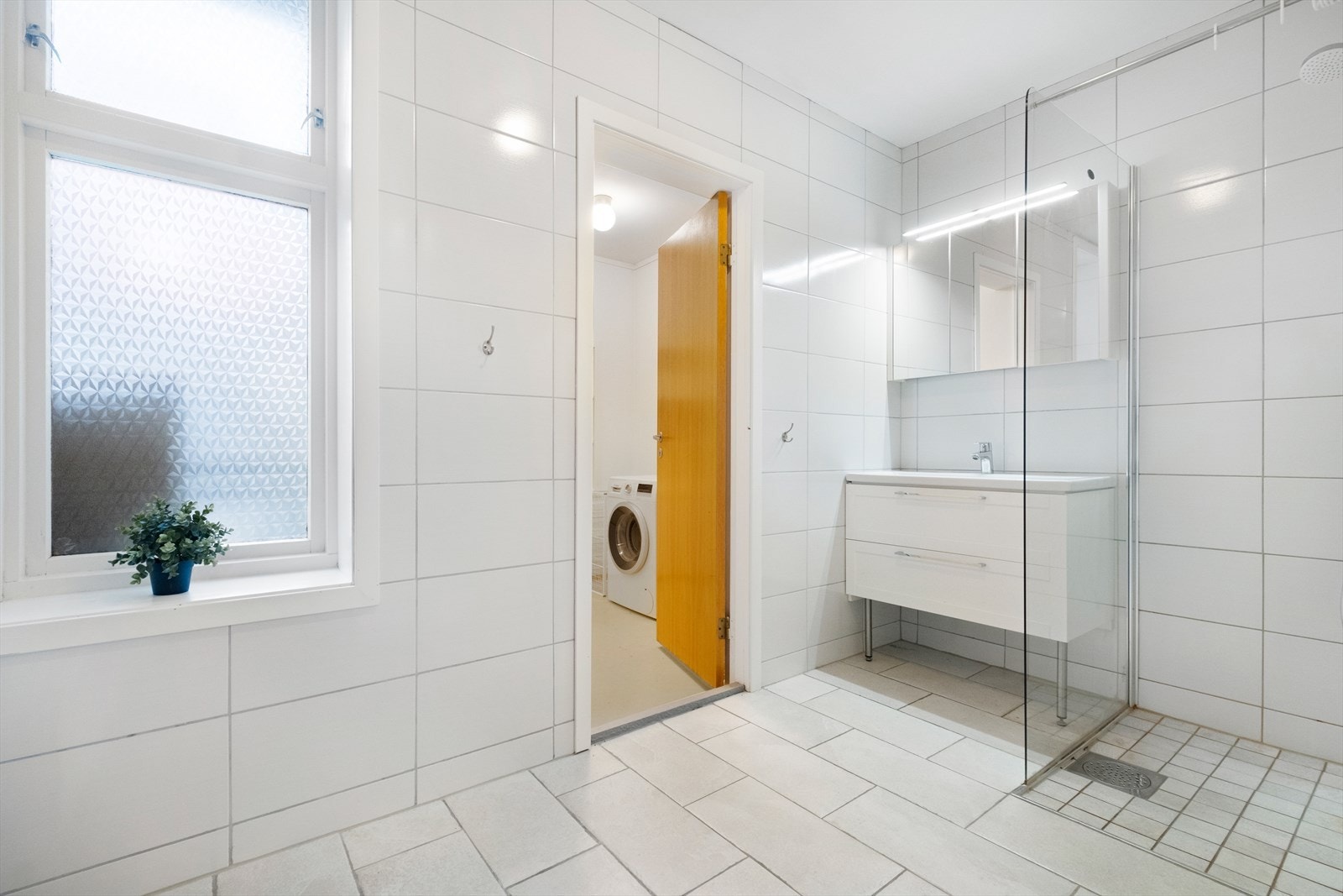 Inngang til vaskerom fra bad Galleribilde