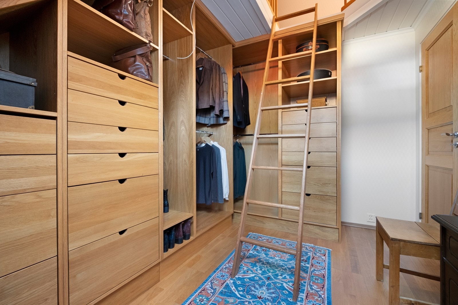 Walk-in closet Galleribilde