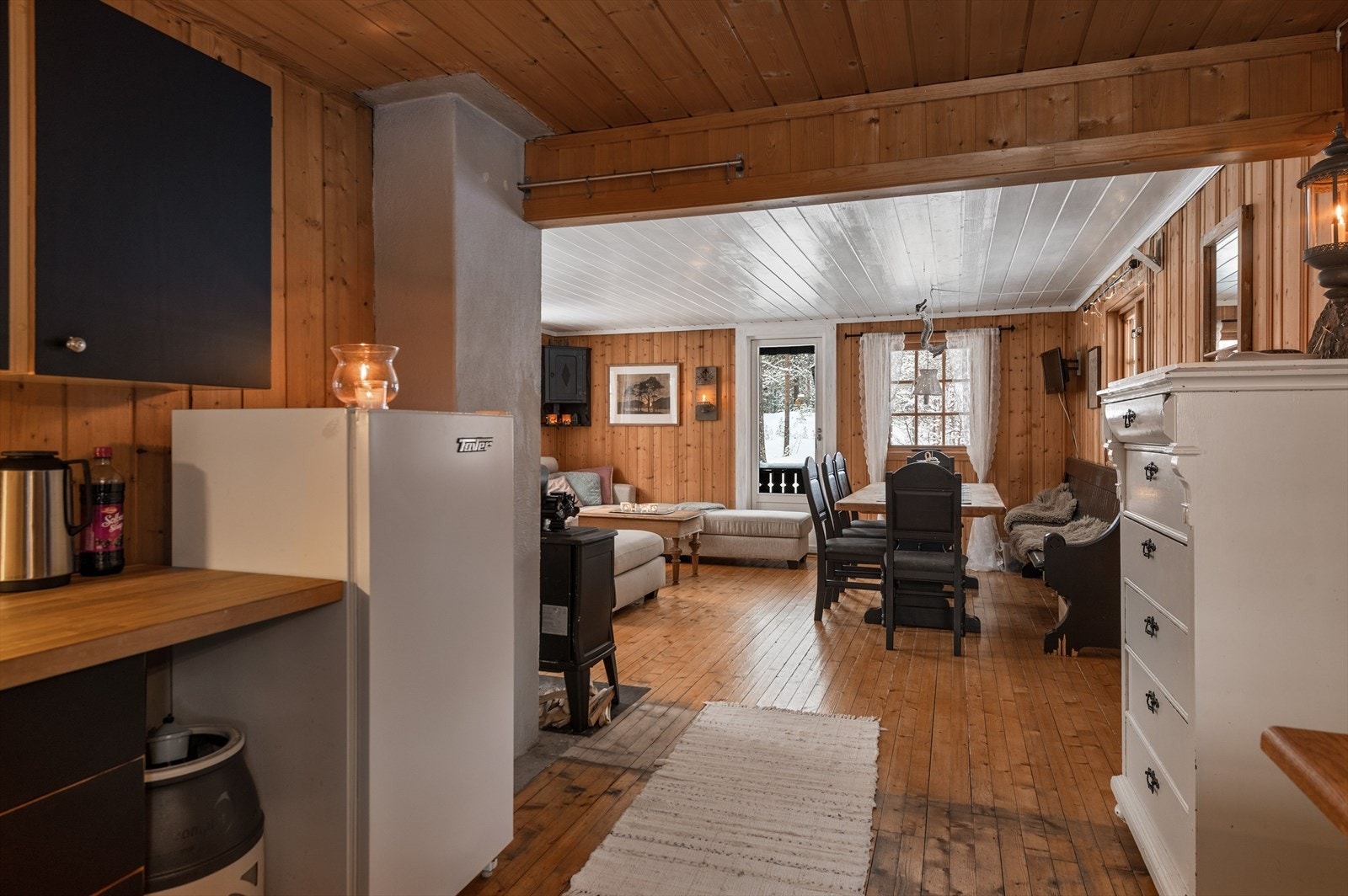 Åpen løsning mellom kjøkken og stue gir et sosialt samlingspunkt. Galleribilde