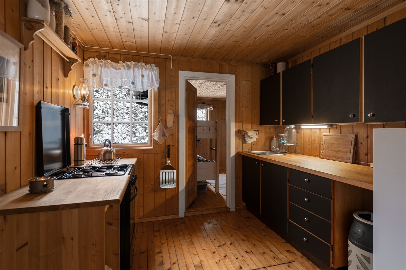 Kjøkkenet har innredning med glatte fronter og benkeplate av laminat. Galleribilde