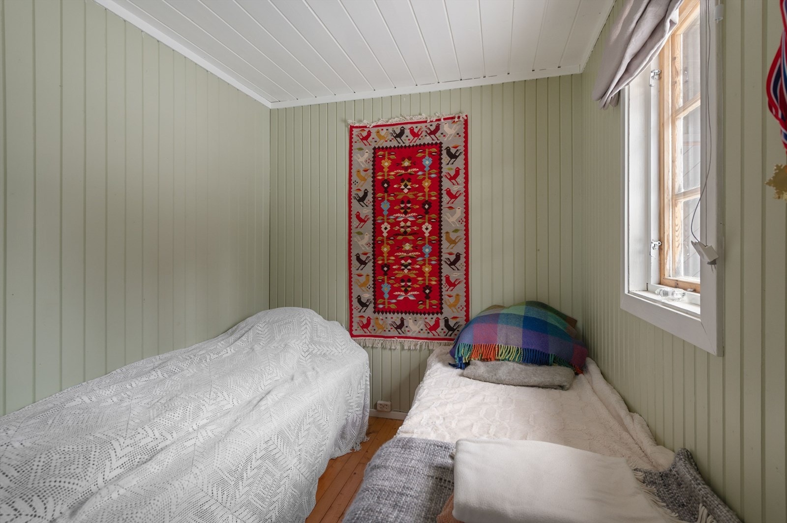 Vegger i tømmer og panel gir rommet en tradisjonell karakter. Galleribilde