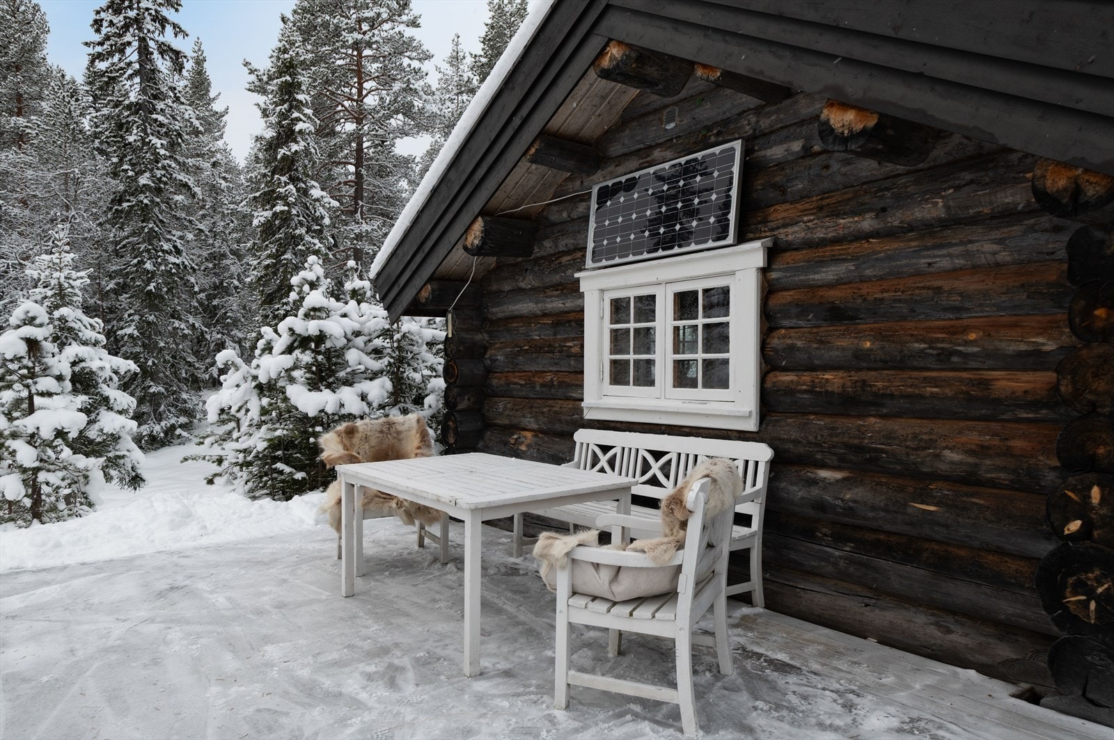 Solcelleanlegg er montert på hytta for bærekraftig energiforsyning. Galleribilde