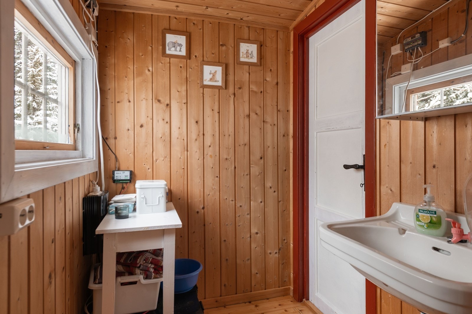 Vegger i tømmer gir et rustikt preg til rommet, mens furu gulv gir en varm atmosfære. Galleribilde