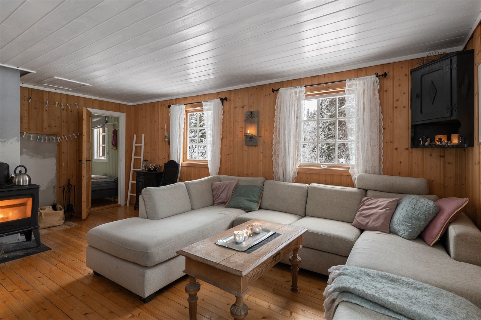 Vedovn fra 2020 gir jevn varme til oppholdsrommet. Galleribilde