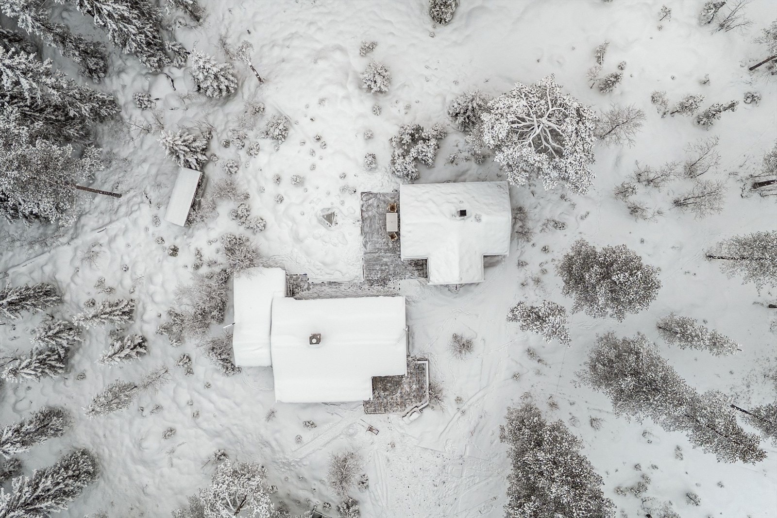 Her har du flere fine uteplasser rundt hytta, derav uteplassen ved hovedhytta har murt utepeis. Galleribilde