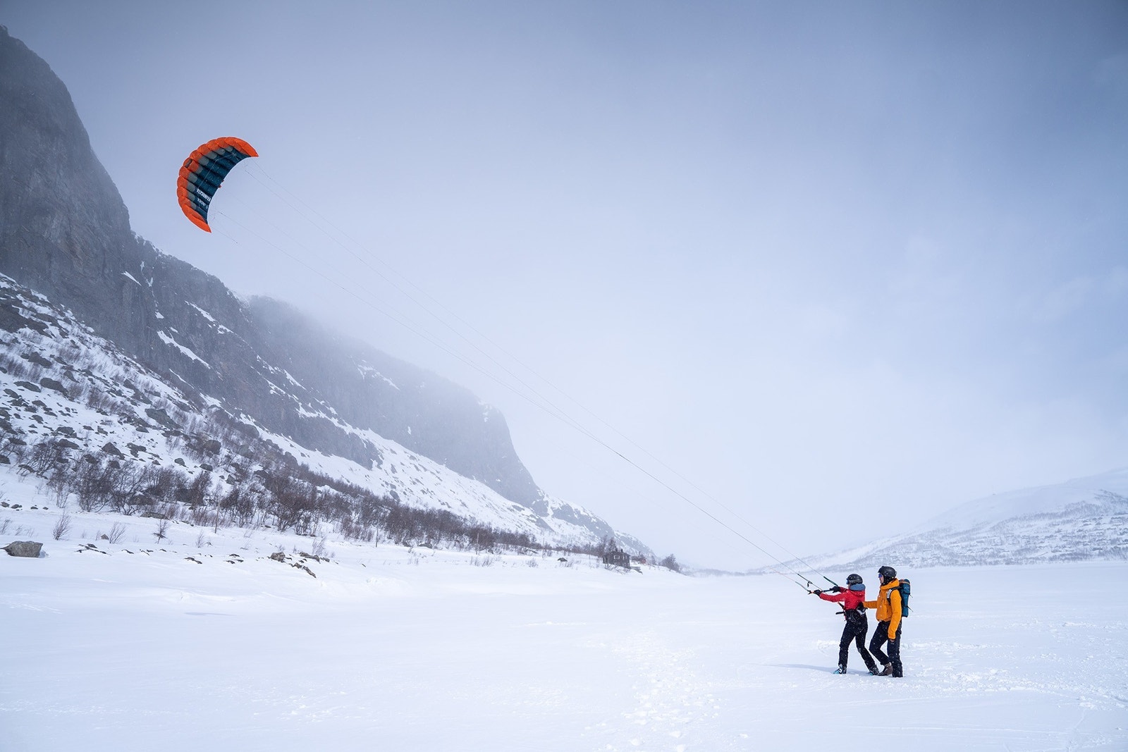 Store, åpne vidder gir perfekte forhold for kiting og lek i vinterfjellet. Galleribilde