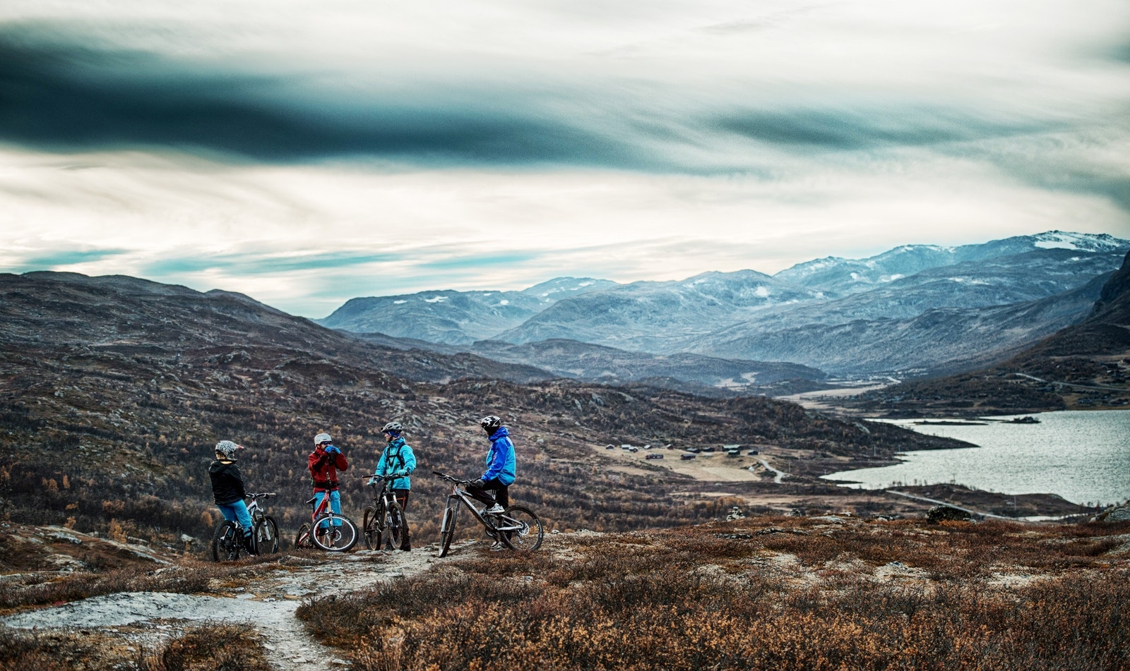 Tyin-Filefjell er et eldorado for sykling, toppturer og friluftsliv – sommer som vinter. Utsikten du ser her er den samme som møter deg fra hytta – storslått høyfjellsnatur og vid horisont på Tyin-Filefjell. Galleribilde