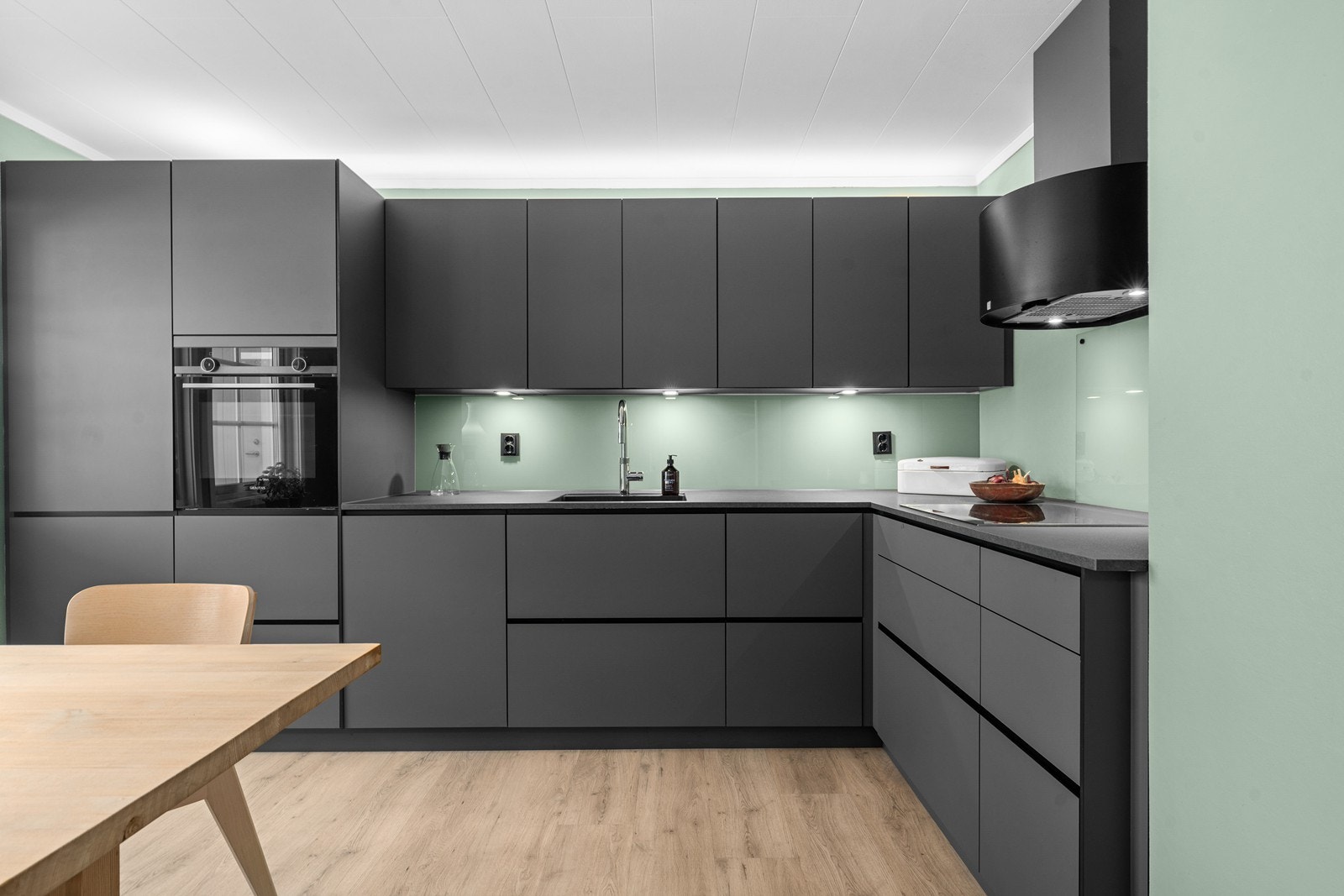 Kvik kjøkken med grå/slette fronter, laminat benkeplate med underlimt benkebeslag og ett-greps blandebatteri Galleribilde