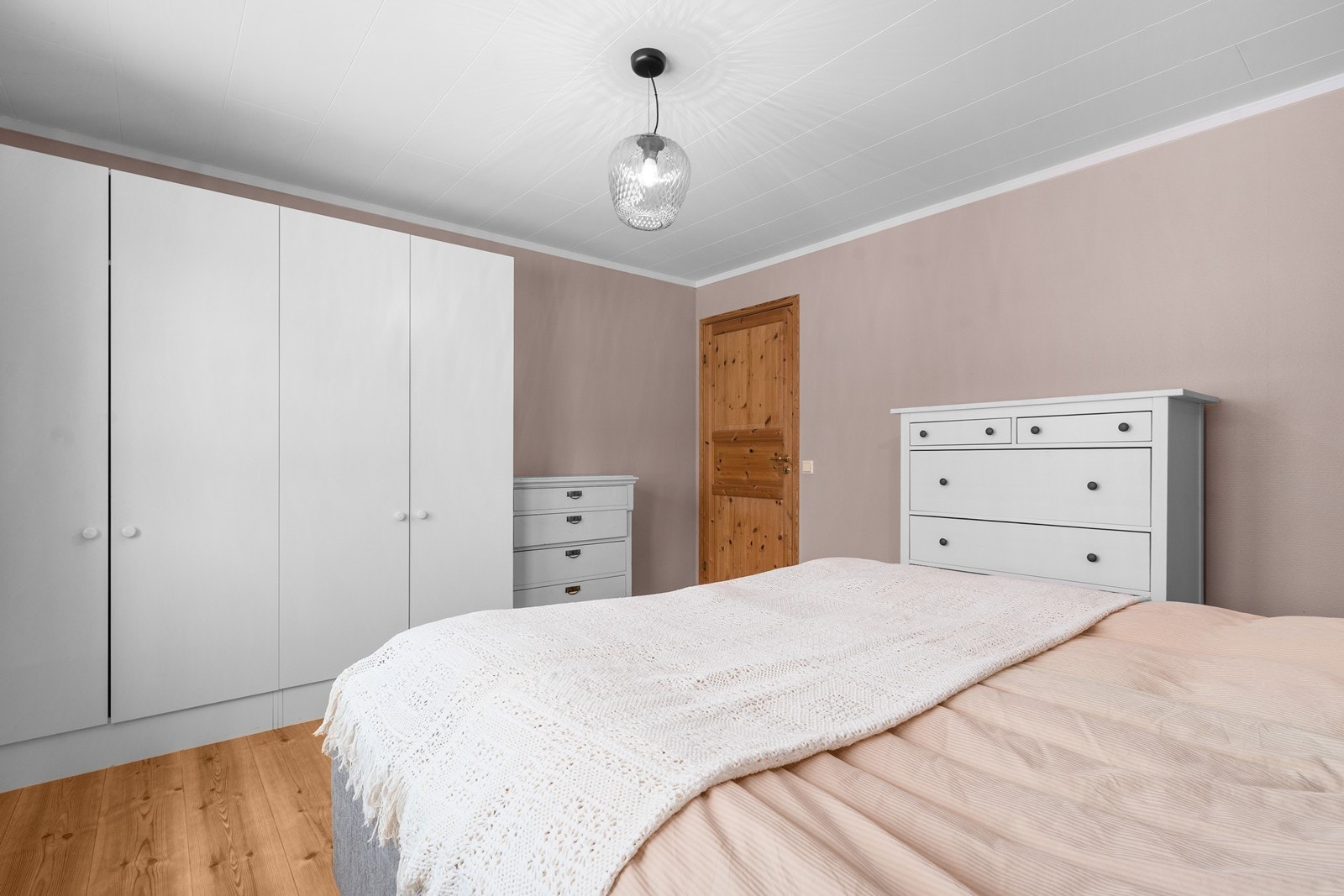Stort soverom med plass til dobbeltseng og garderobeskap Galleribilde
