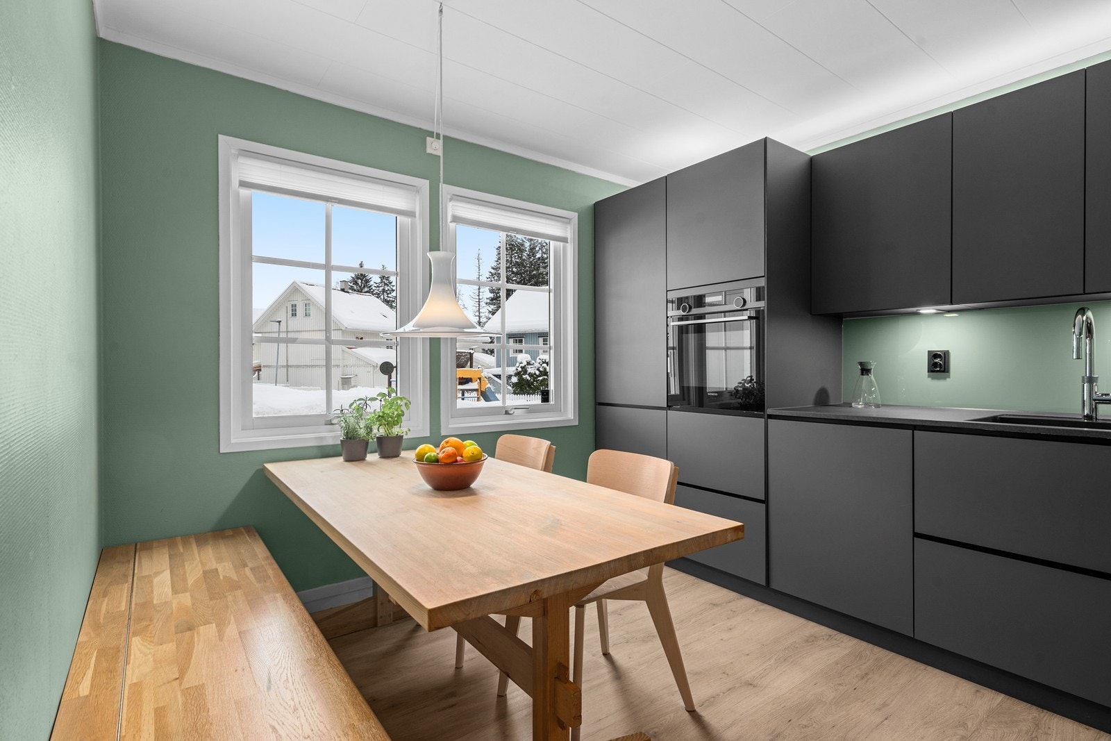 Kjøkkenbord med godt naturlig lys Galleribilde