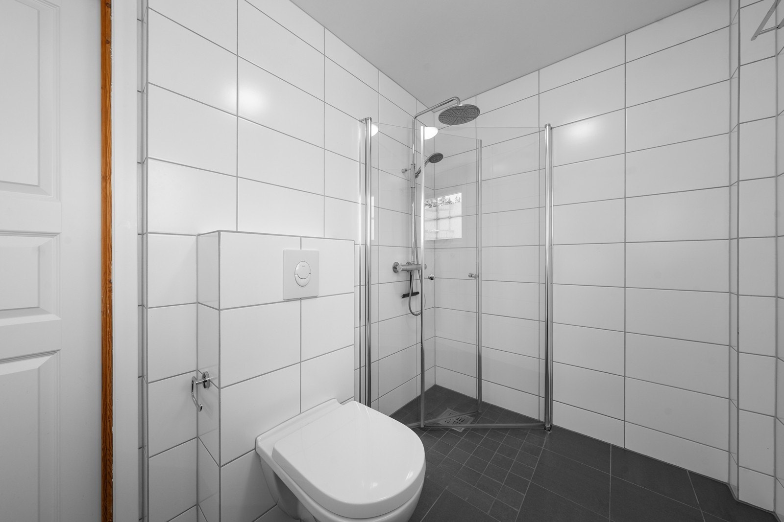 Vegghengt klosett og dusj med dusjvegger i herdet glass Galleribilde