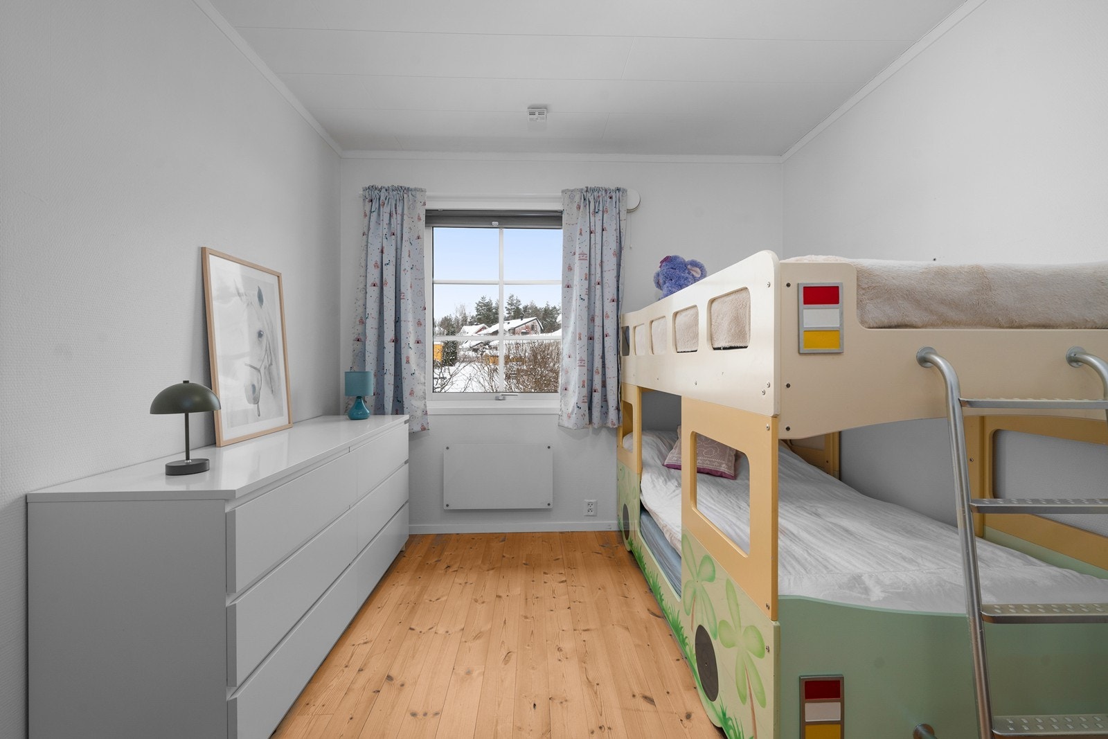 Plass til både seng og nattbord i tillegg til kommode for oppbevaring Galleribilde