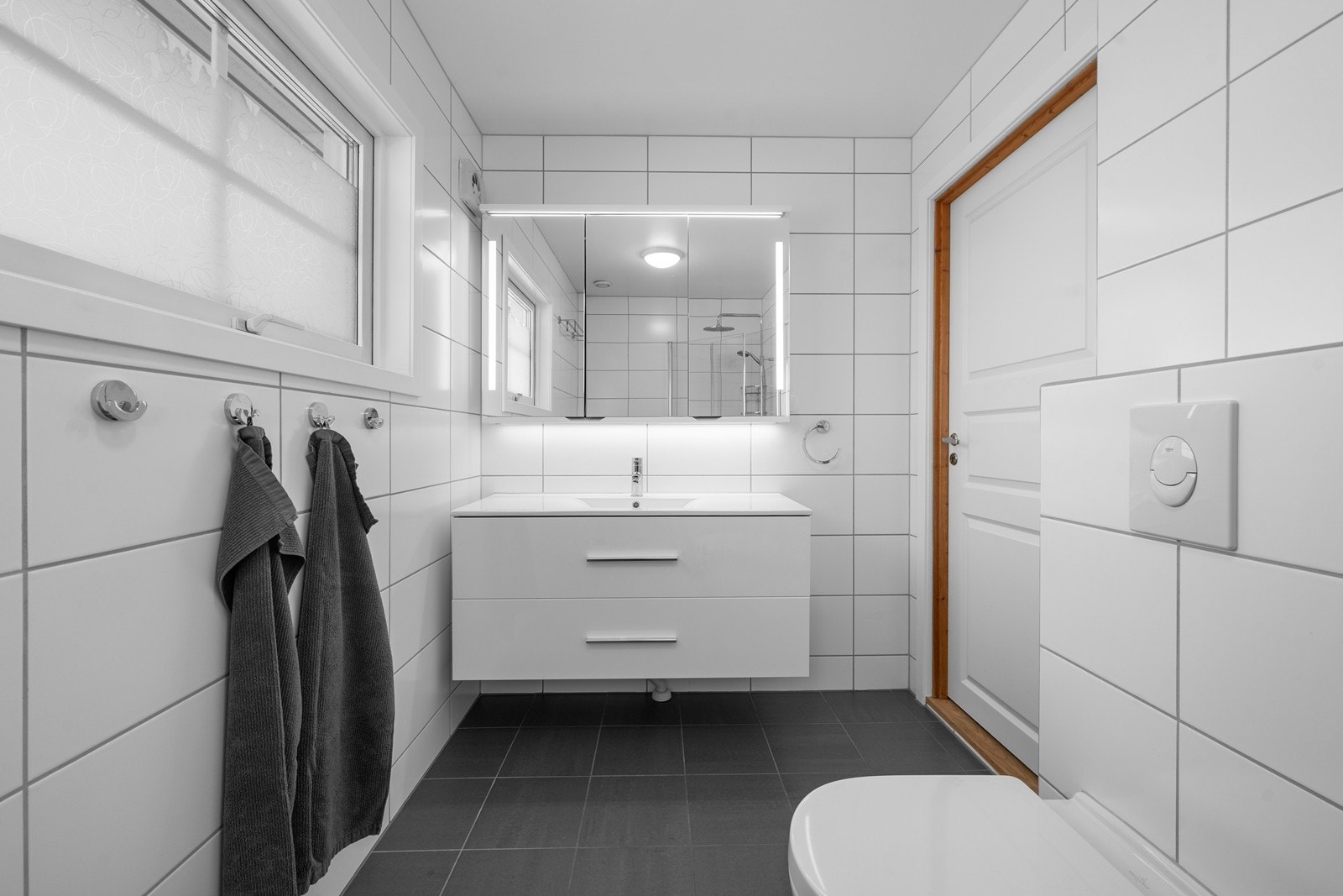 Bad i andre etasje - Flislagt med varmekabler i gulvet Galleribilde