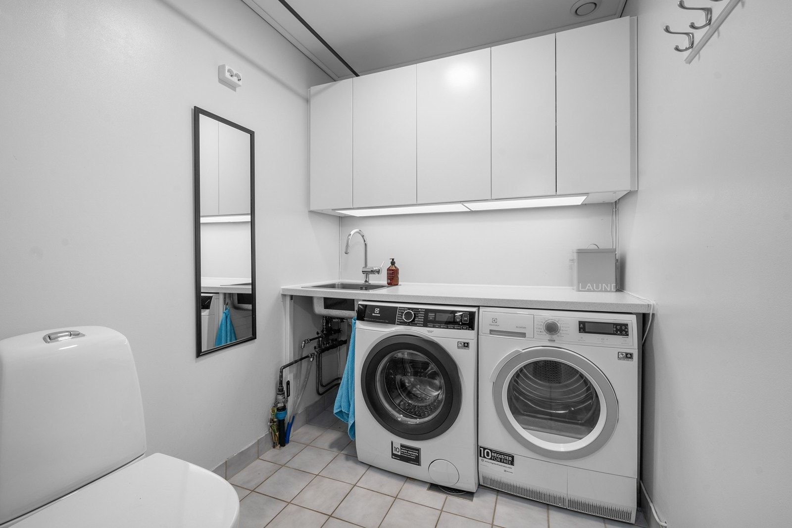 Vaskerom i første etasje, med toalett og vask Galleribilde