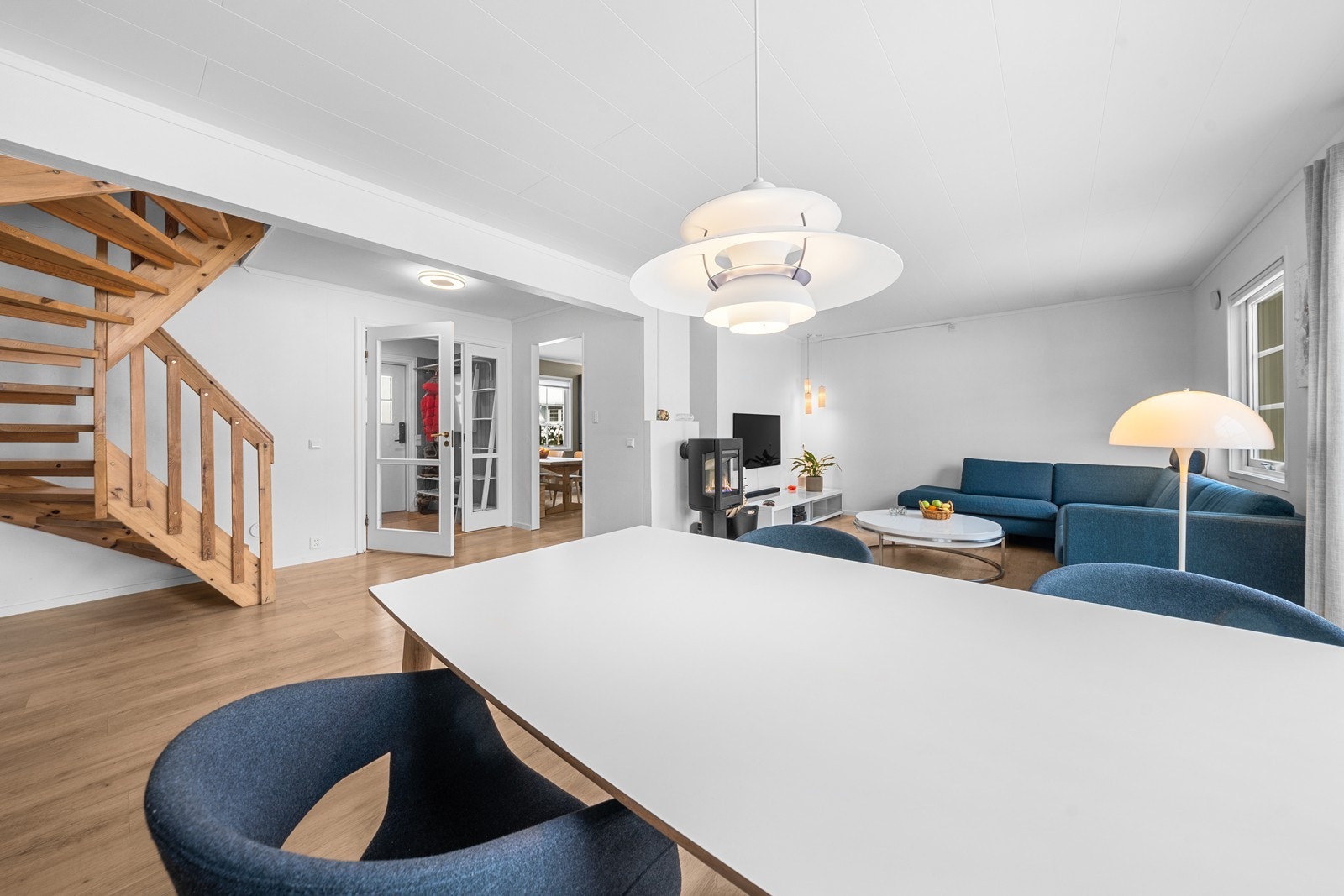 Koselig stue og pent plasser sofakrok med peisovn Galleribilde