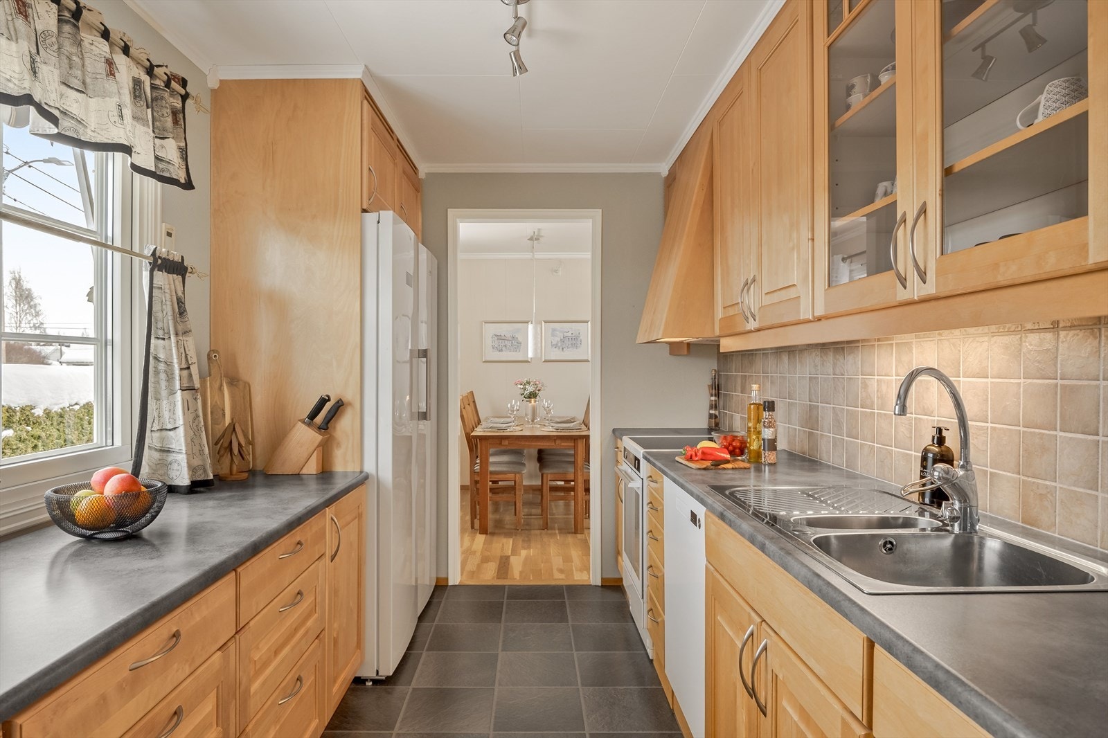 Kjøkkenet har godt med skap og benkeplass og har åpen løsning for hvitevarer. Galleribilde