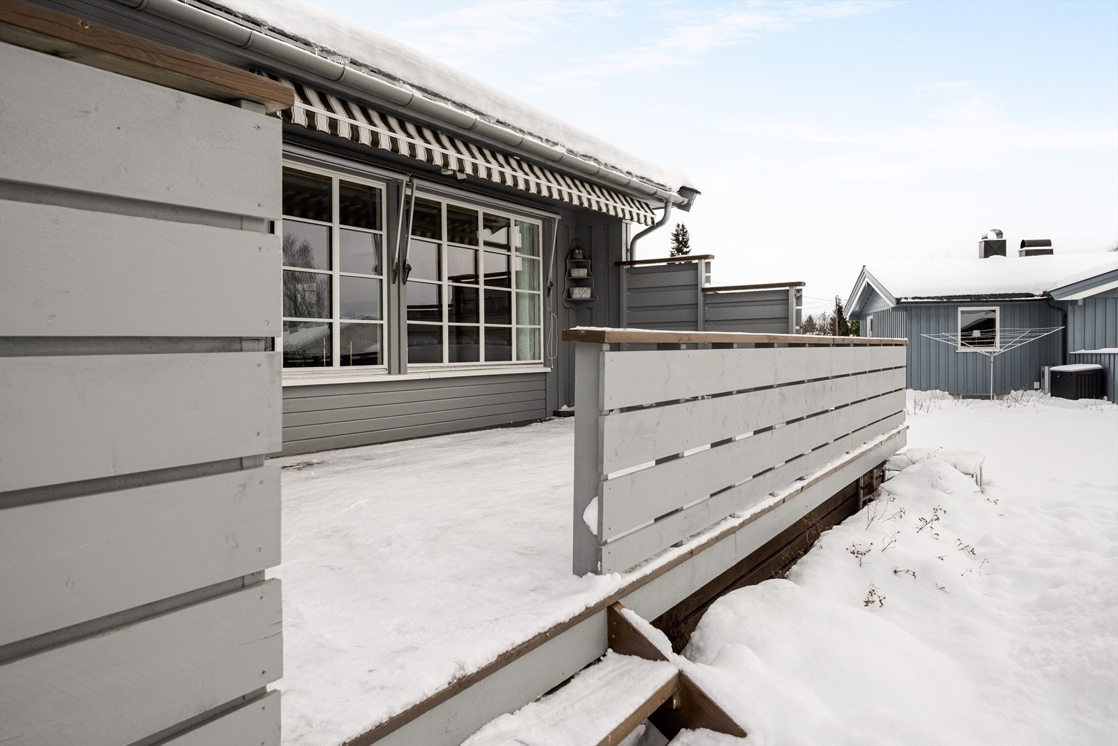 Terrassen er åpen, men har markise ved vinduet for skygge for sol dersom man ønsker det. Galleribilde