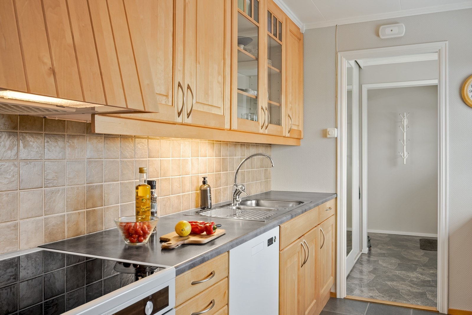 Kjøkkenet har enkel adkomst både fra gangen og fra spisestuen. Galleribilde