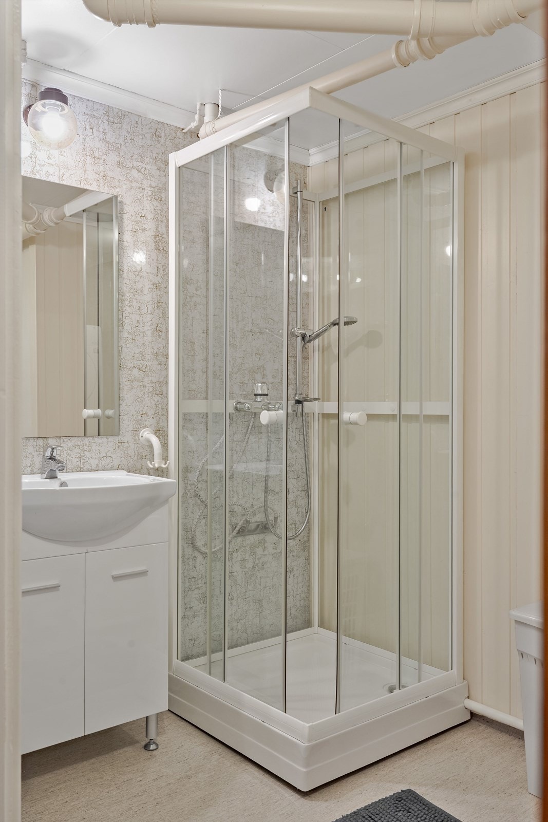 Baderom i kjeller innredet med servant på innredning og dusjkabinett. Det gjøres oppmerksom på at det ikke er kjent om det er søkt bruksendring for dette rommet. Galleribilde