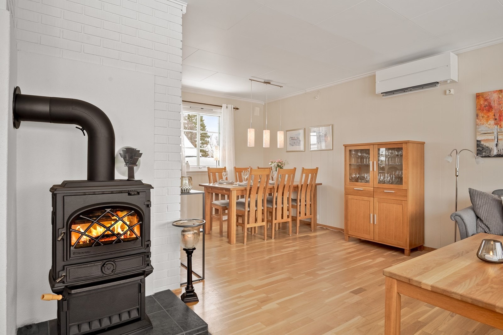 Peisovn fra 1999 sentralt plassert i mellomgangen stue og spisestue. Det er også varmepumpe i boilgen. Galleribilde