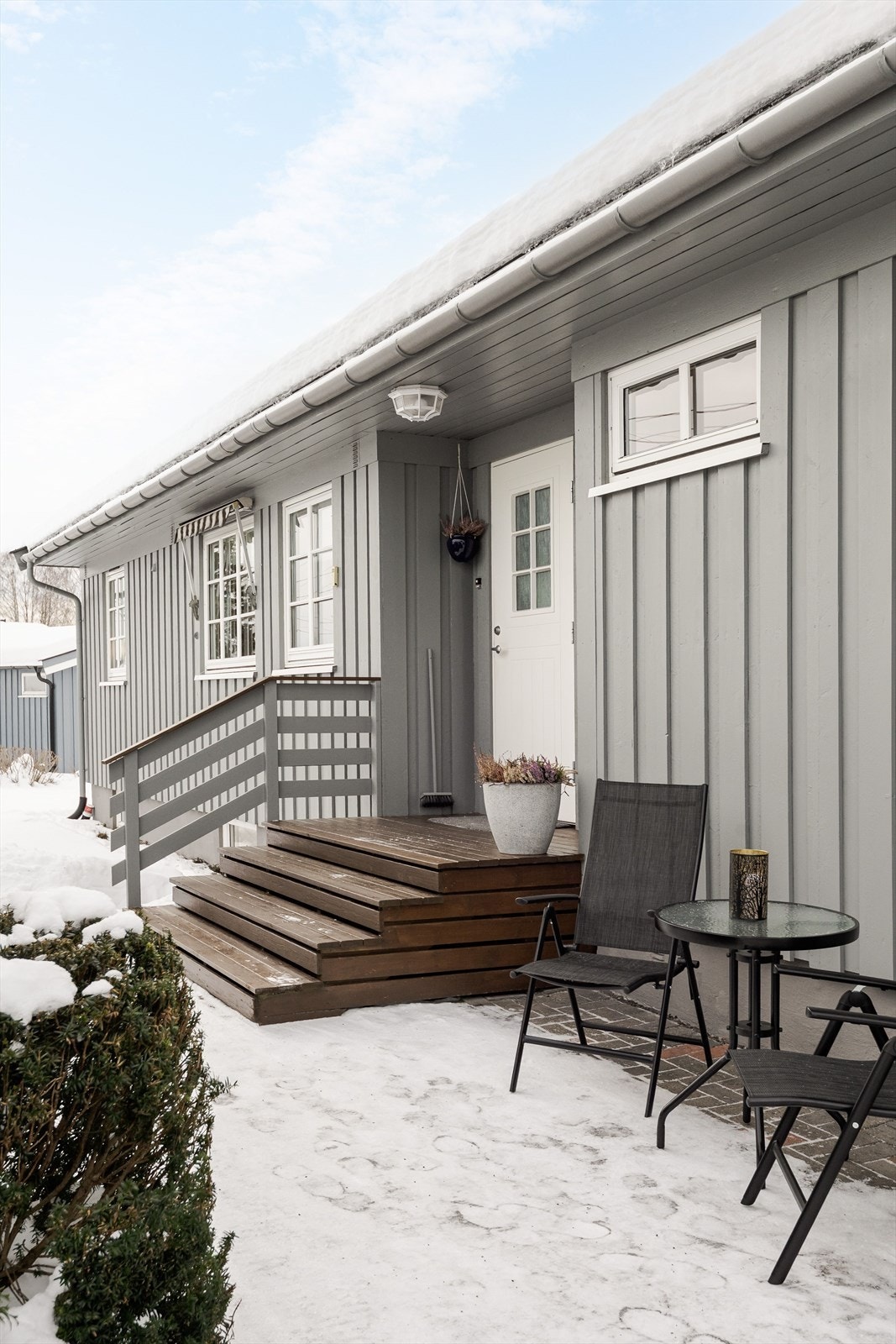 Koselig inngangsparti med belegningsstein og plass til sittegruppe. Galleribilde