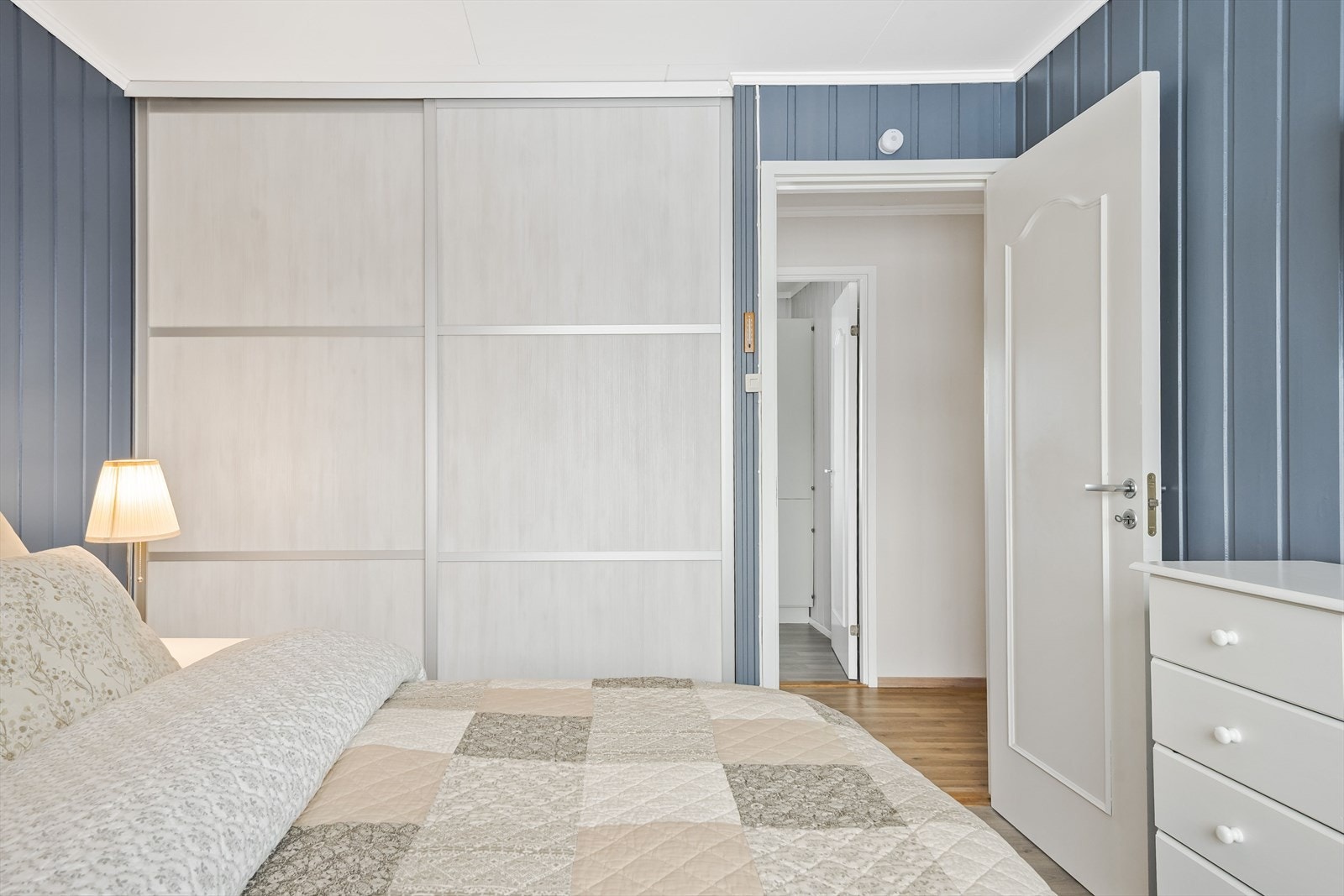 Hovedsoverommet har integrert skyvedørsgarderobe for oppbevaring av klær. Galleribilde