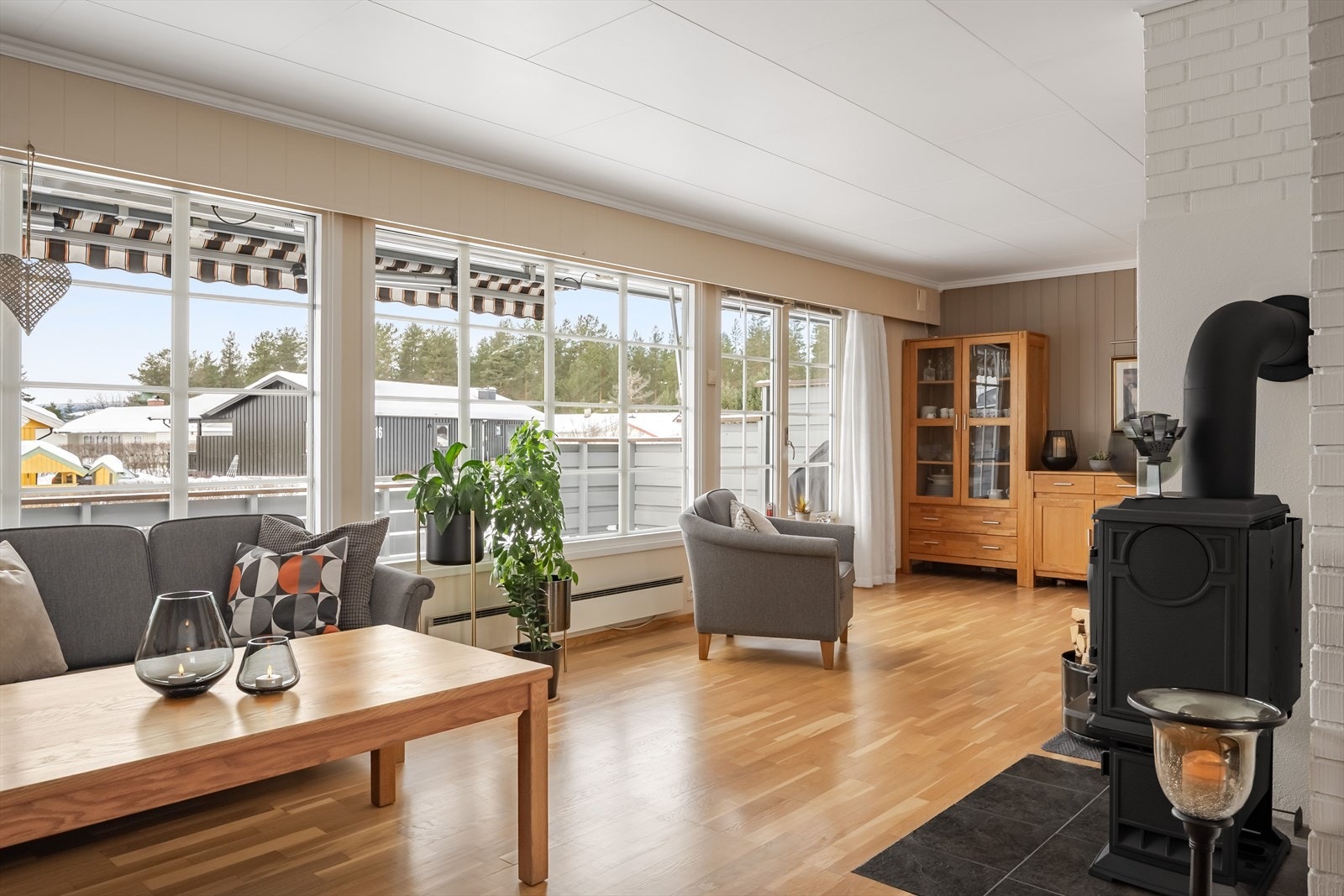 Stuen god plass til sofagruppe og salongbord. Galleribilde