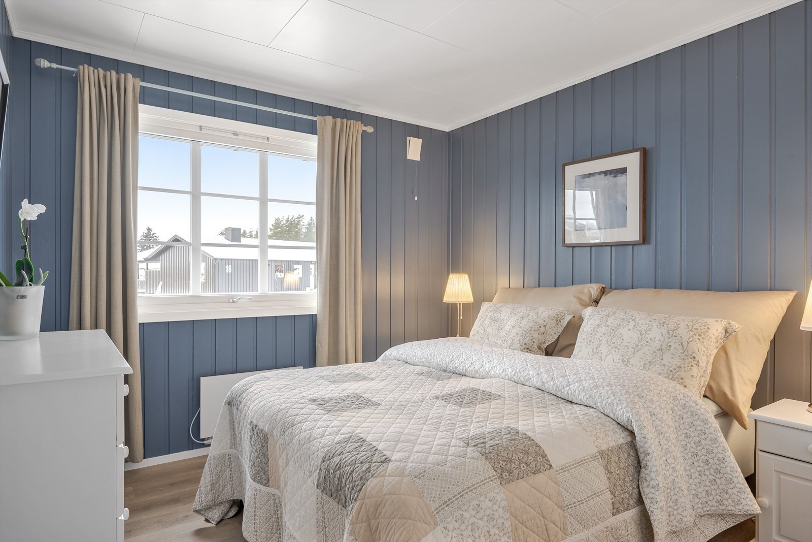 Innbydende hovedsoverom med god plass til dobbeltseng og tilhørende nattbord. Galleribilde