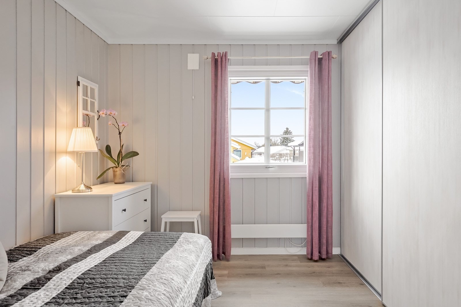 Boligens andre soverom er av noe mindre størrelse, men også det med en stor integrert skyvedørsgarderobe. Galleribilde