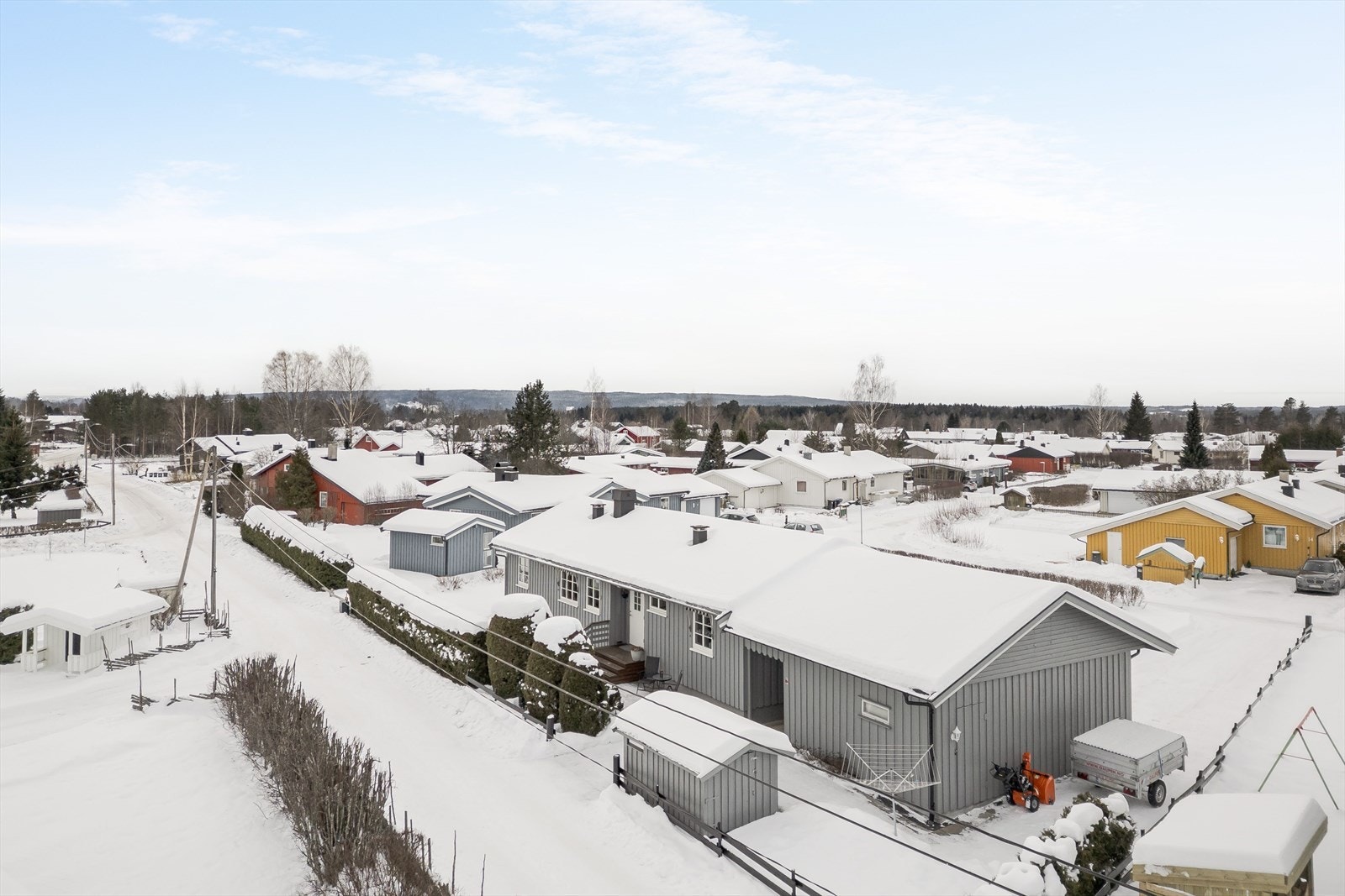 Fra eiendommen er det gangavstand til skole, barnehage og dagligvare og det er kun 3,4 km til Elverum sentrum. Galleribilde
