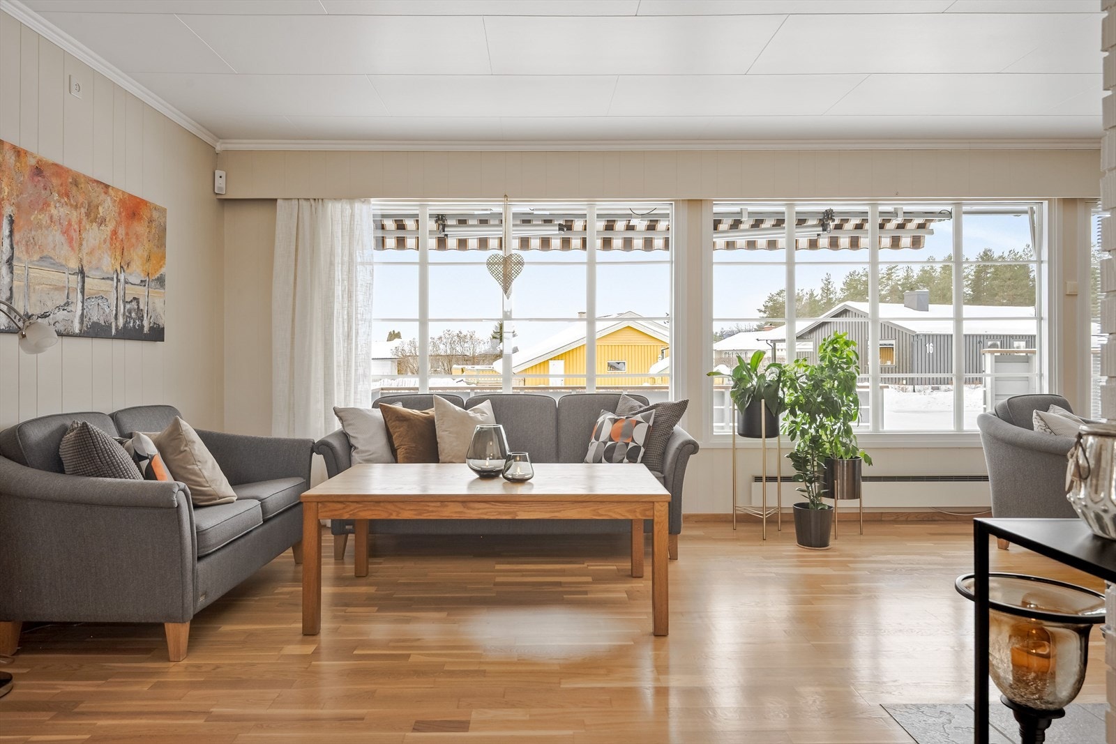 Stor og koselig stue med store vindusflater som gir godt lysinnslipp og mye naturlig lys. Galleribilde