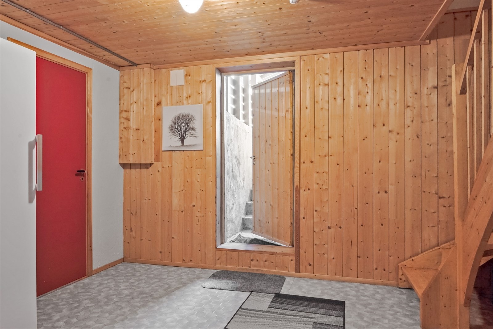 Boligen har innredet kjeller, med både innvendig og utvendig adkomst. Galleribilde