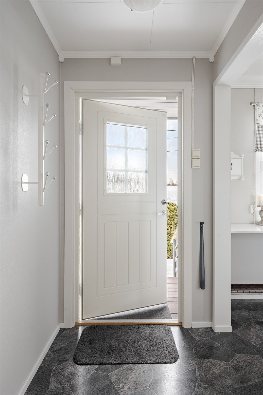 Du ønskes velkommen inn i en lys og varm entre med laminatgulv og god plass til oppbevaring. Galleribilde