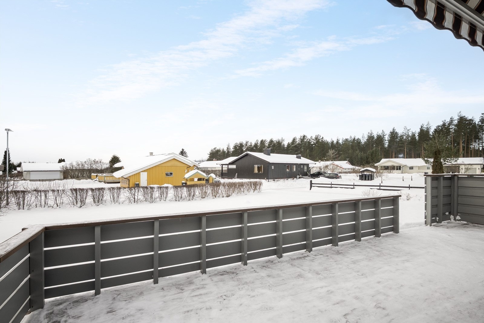 Terrassen har godt med plass til hagemøblement og med adkomst videre til hagen. Galleribilde