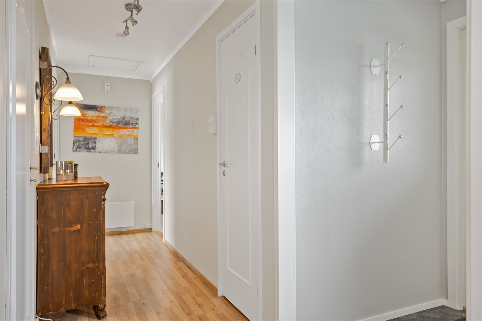 Fra gangen er det videre adkomst til blant annet et separat og praktisk toalettrom. Galleribilde