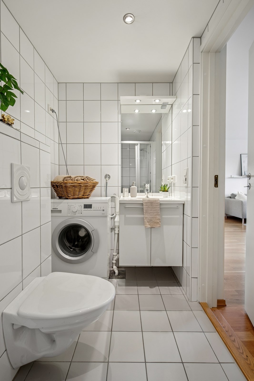 Helfliset baderom med opplegg for vaskemaskin. Galleribilde